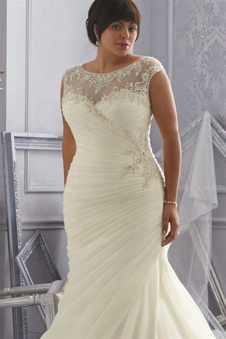 Beautiful wedding dress for the full