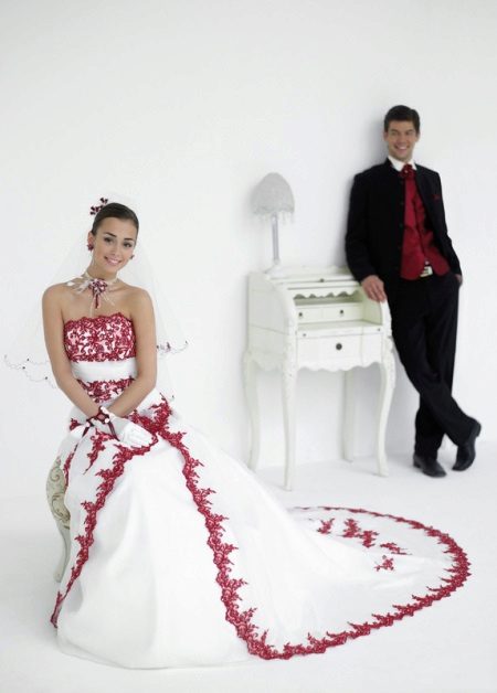 Wedding dress combined with the groom's outfit