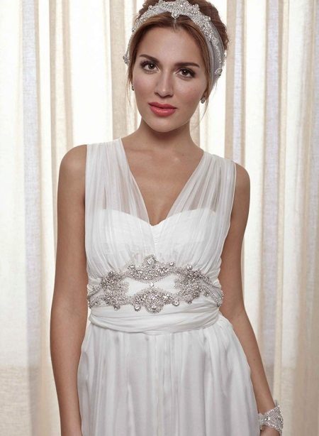 Gesloten trouwjurk met transparante bandjes