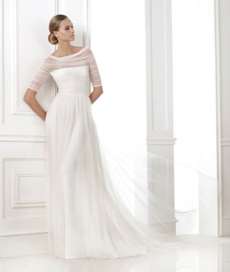 Closed wedding dress with tulle sleeves