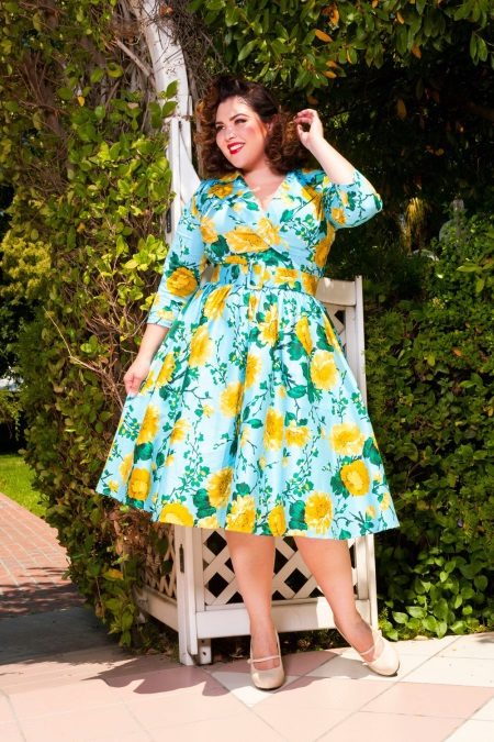 Jasna suknia wieczorowa dla pełnego