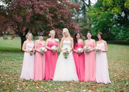 Bridesmaids in pink dresses