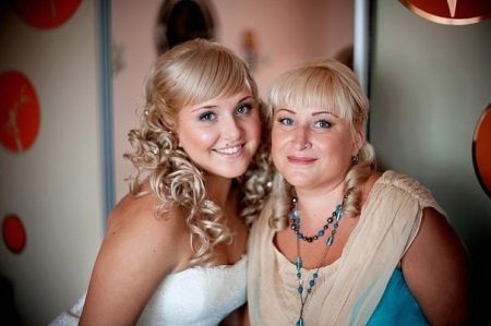 The same hairstyle for mom and bride