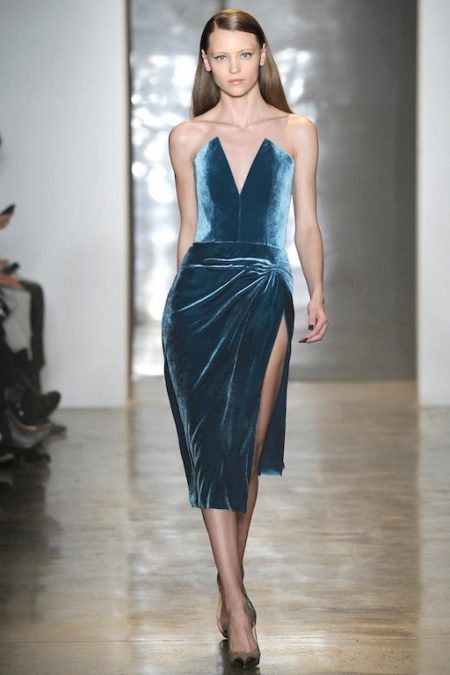 Short evening dress with a slit