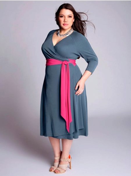 Knitted evening dress with a contrast belt