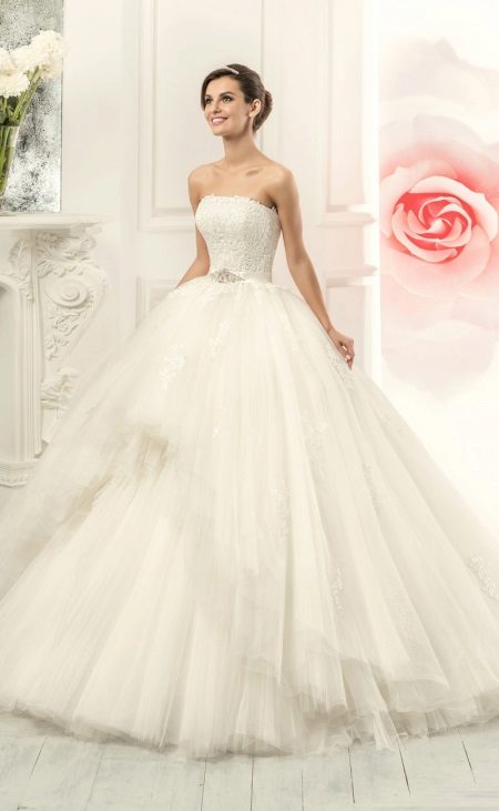 Wedding dress in princess style by Naviblu