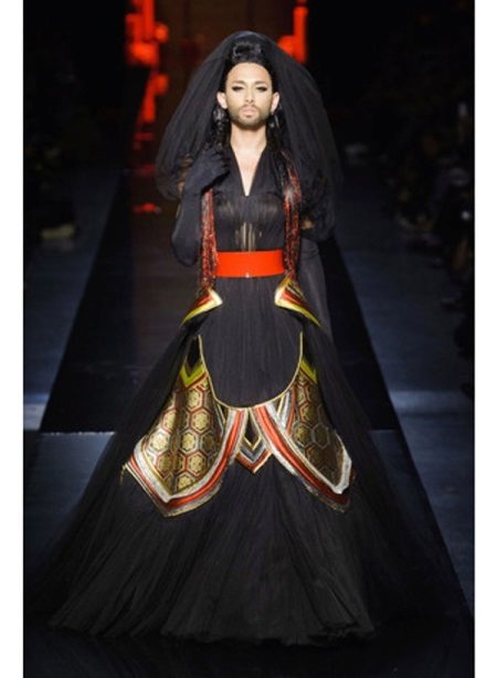 Svadobné čierne a červené šaty