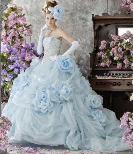 Abito da sposa blu con guanti