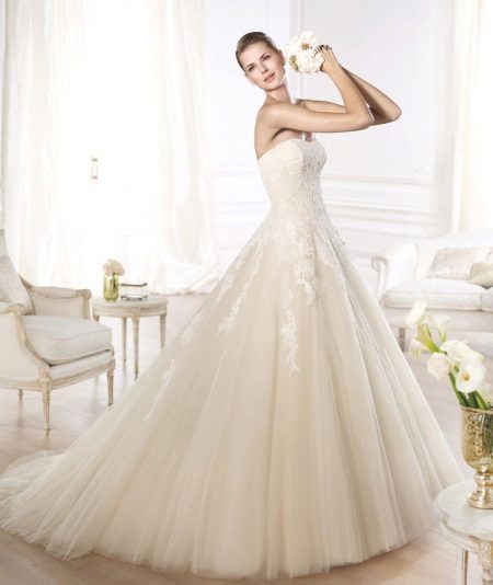 Wedding dress from the GLAMOR collection by Pronovias Ivory
