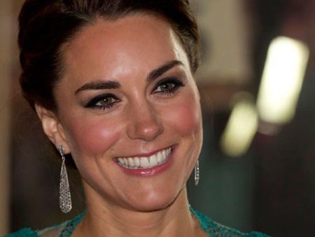 Kate Middleton makeup under a turquoise dress