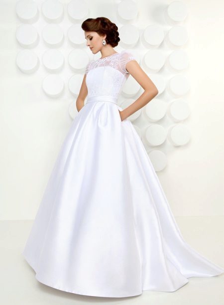 A magnificent wedding dress from the Ocean of Desires collection