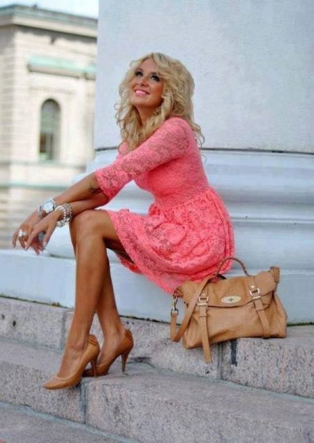 A combination of a coral dress with a brown handbag and shoes