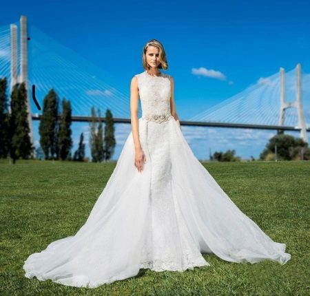 Wedding dress with a detachable train