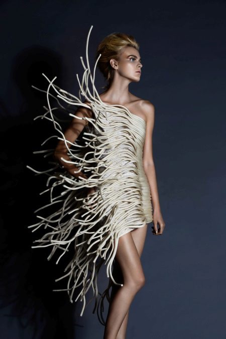 Kısa Jean Louis Sabaji'den alışılmadık bir gece elbisesi