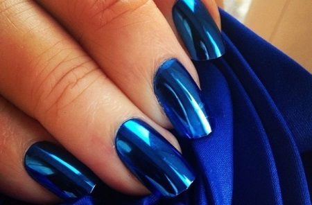 Blue varnish for manicure to a dark blue colt