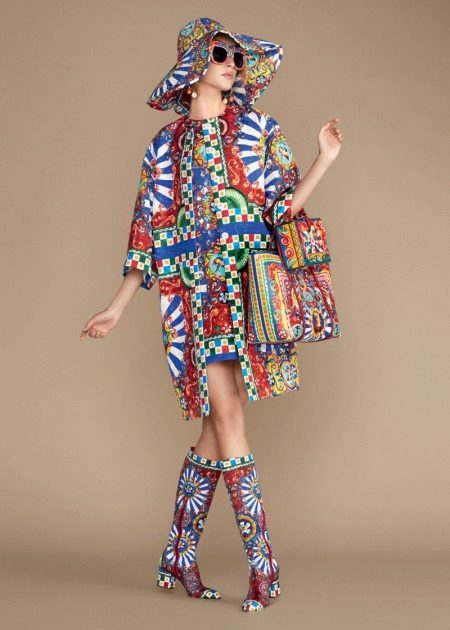 Colored dress with shoes in color