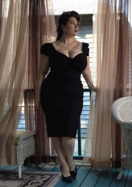 The correct style of dress for a full girl of small stature