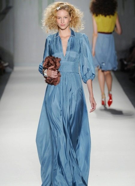 Berpakaian dalam warna biru pastel