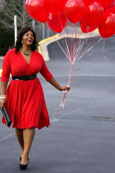 Red dress in combination with black shoes, a handbag, a belt for overweight women