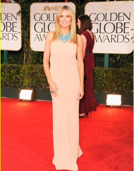 Türkisfarbener Schmuck für ein Pfirsichkleid