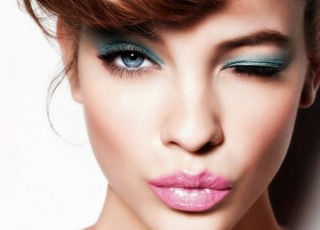 Make-up mit rosa Lippenstift unter einem Pfirsichkleid