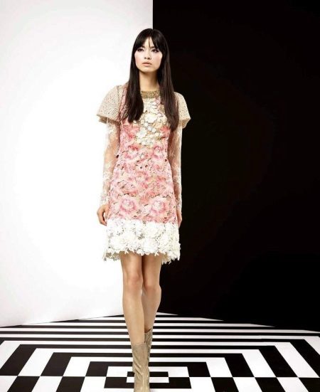 Beige jewelry for a pink dress