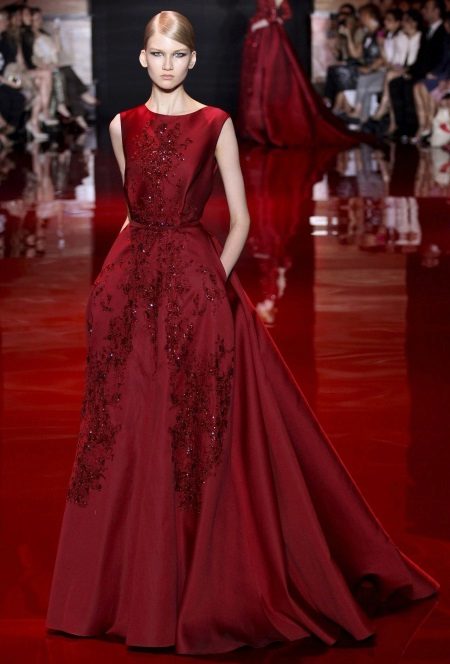 Cherry-colored dress with sleeves