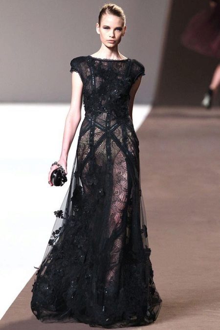 Hairstyle to the lace dress on the floor