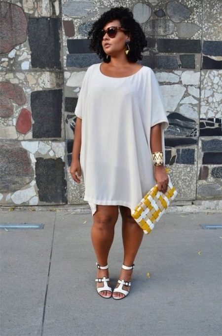White tunic dress for overweight women in combination with white sandals and gold accessories