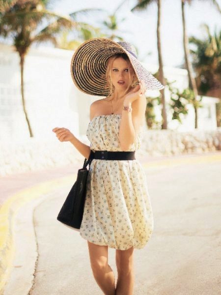 Summer balloon dress in combination with a hat
