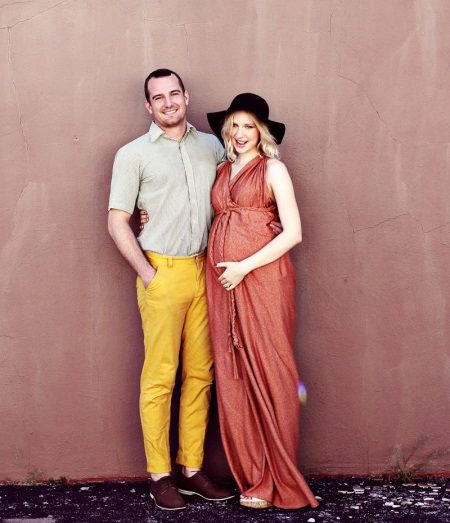 Dress without patterns for pregnant women.