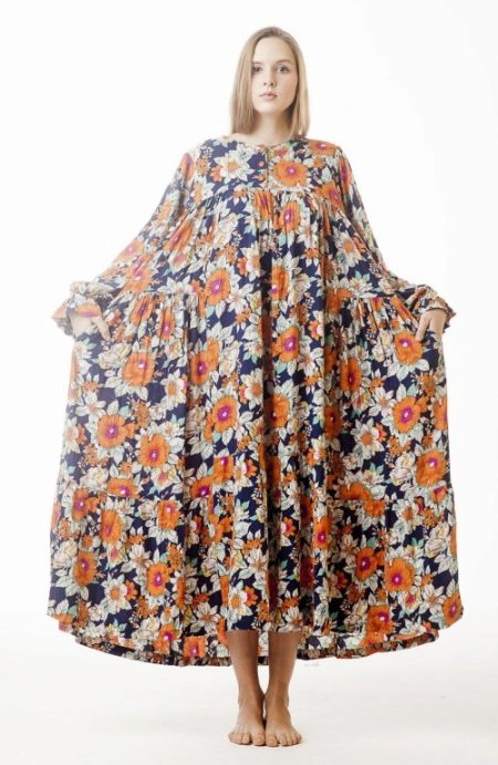 Pitkä, kevyt talonpojan tyylinen niittimekko