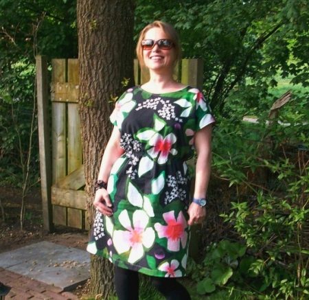 Värillinen katkomekko