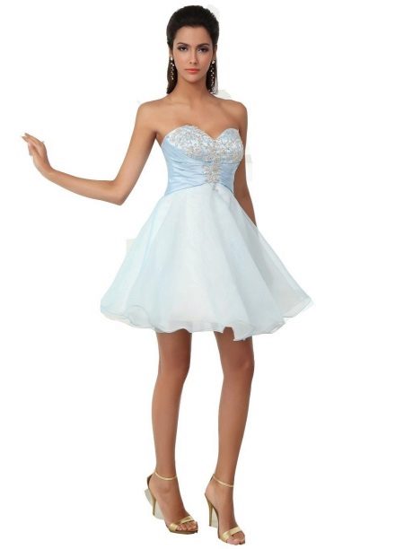 Robe avec une jupe courte courte et un corset