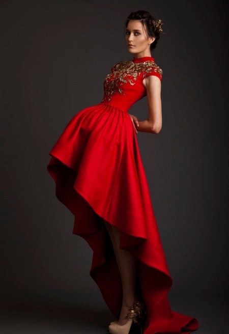 Robe courte avec un corset et un train