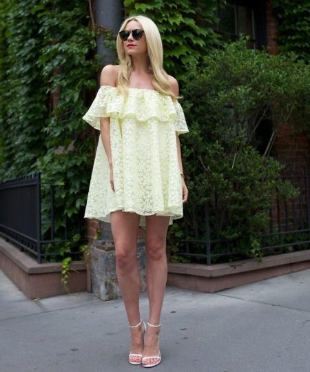 Sandals on a stiletto to a dress with frill on the chest