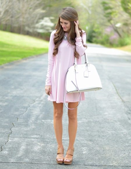  Sheath dress with wedge sandals
