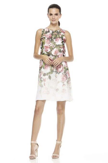 Magbayad ng isang trapeze na may mga rosas