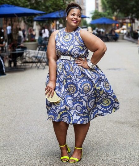 Haljina s apstraktnim uzorkom za punu