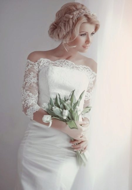 Wedding hairstyle to dress sheath