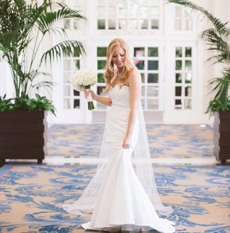 Bridal bouquet for a high waist wedding dress