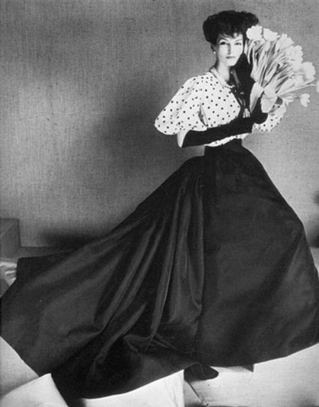 Dress with a skirt bell with a train of the 17th century