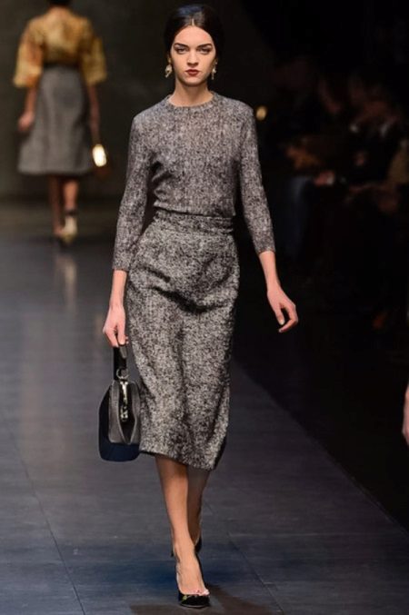 Dress in the style of the 80s office