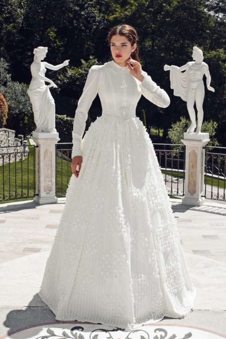 Retro Closed Wedding Dress