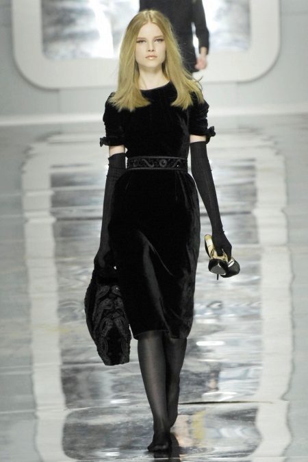 Accessoris per a un vestit negre midi