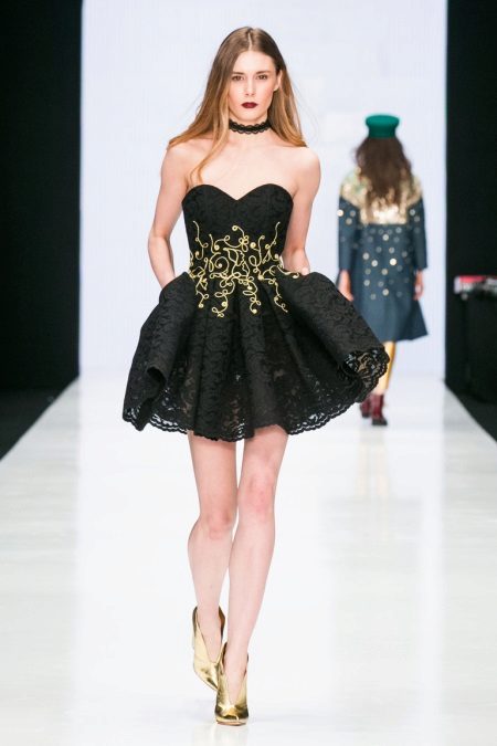 Decoració d’un vestit curt i esponjós