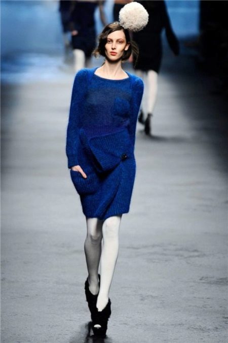 Putih pantyhose kepada pakaian biru