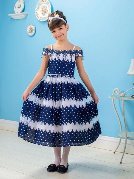 Elegant dress for the girl in peas