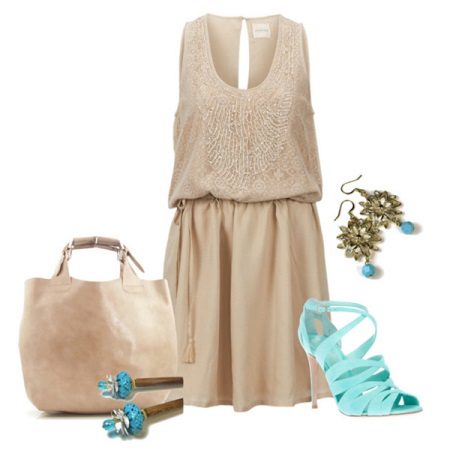 Perhiasan biru untuk pakaian beige