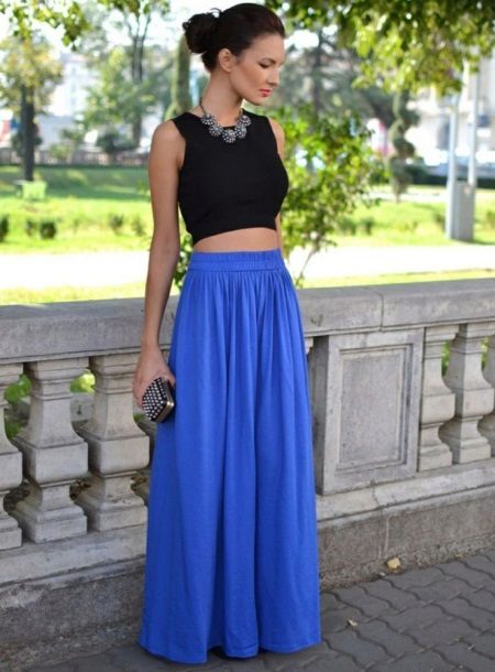 Long sun skirt combined with a short top